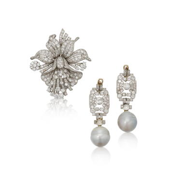 View full screen - View 1 of Lot 237. Diamond brooch and South Sea and diamond pendant earrings (Spilla in diamanti e paio di orecchini pendenti in perle South Sea e diamanti).