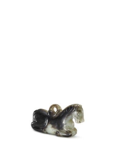 View full screen - View 1 of Lot 3906. A pale celadon and black jade figure of a horse, Song - Ming dynasty | 宋至明 玉臥馬.