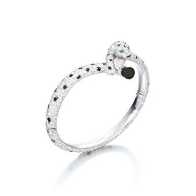 View full screen - View 1 of Lot 526. Onyx, emerald and diamond bangle, 'Panthère', 卡地亞 | 'Panthère' 縞瑪瑙 配 祖母綠 及 鑽石 手鐲.