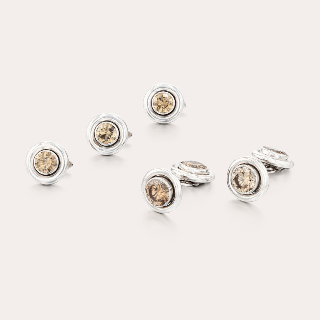 View full screen - View 1 of Lot 432. Paire de boutons de manchette et trois boutons de chemise en or blanc et sertis de diamants | White gold and diamond-set pair of cufflinks and three shirtlinks buttons Vers 1990 | Circa 1990.
