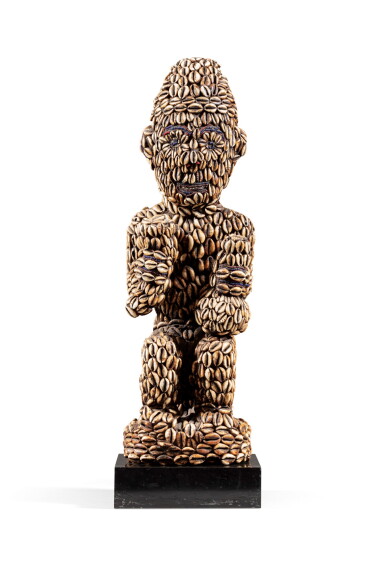 View full screen - View 1 of Lot 113. Statue en cauris, Bamoun, Cameroun | Bamoun figure in cowrie shells, Cameroun.