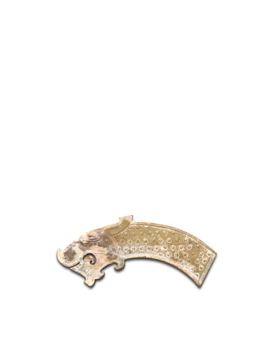 View full screen - View 1 of Lot 3804. A jade dragon-head pendant, Eastern Zhou dynasty, Warring States period | 東周戰國 龍首玉飾.