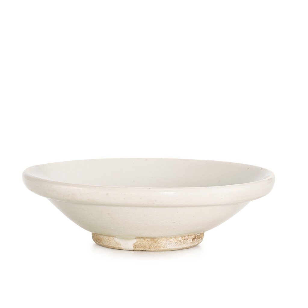 View full screen - View 1 of Lot 352. A white-glazed shallow bowl, Tang dynasty 唐 白釉盌.