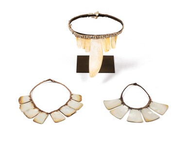 View full screen - View 1 of Lot 213. Trois ornements dont un Hautes Terres, Papouasie-Nouvelle-Guinée et deux autres pangalapang, Ifugao, Îles de Luçon, Philippines | Three ornaments, one Highlands, Papua New Guinea and two other necklaces pangalapang, Ifugao, Luzon Islands, Philippines.