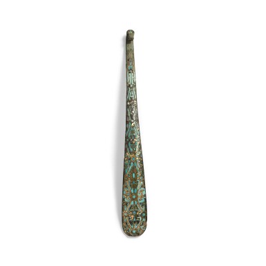 View full screen - View 1 of Lot 738. A large turquoise and gold-inlaid bronze belt hook, Eastern Zhou dynasty, Warring States period | 東周戰國 青銅錯金嵌松石帶鉤.