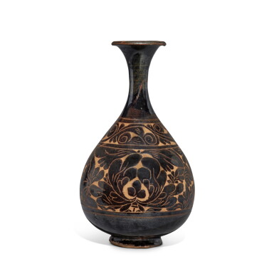 View full screen - View 1 of Lot 765. A 'Cizhou' sgraffiato brown-glazed 'floral' vase (Yuhuchunping), Jin dynasty | 金 磁州窰褐釉剔花玉壺春瓶.