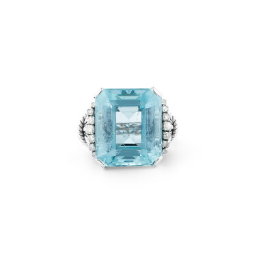 View full screen - View 1 of Lot 90. Bague aigue-marine et diamants | Aquamarine and diamond ring.