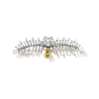View full screen - View 1 of Lot 27. Broche diamant | Diamond brooch.
