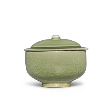 View full screen - View 1 of Lot 399. A 'Yaozhou' celadon-glazed bowl and cover, Northern Song dynasty | 北宋 耀州窰青釉蓋碗.