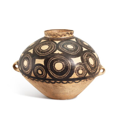 View full screen - View 1 of Lot 806. A large painted pottery jar Majiayao culture, Banshan to Machang phase, c. 2600-2000 B.C. 馬家窰文化 半山至馬廠類型 彩陶大罐.