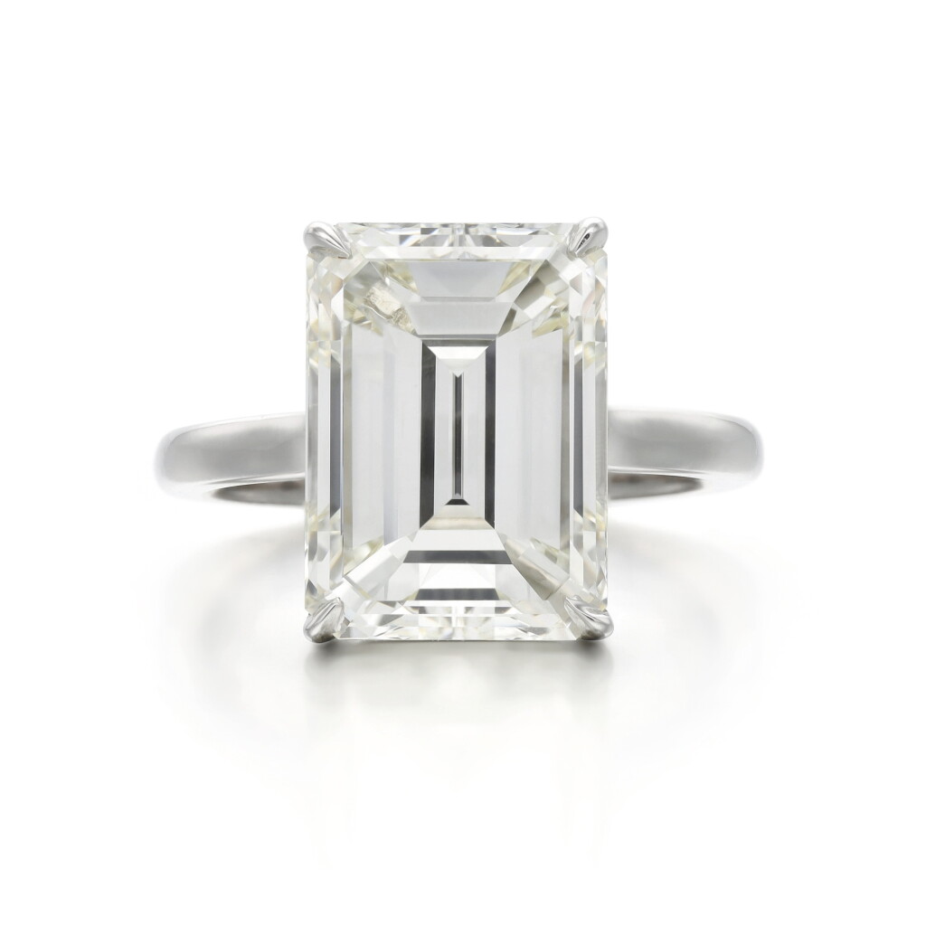 View full screen - View 1 of Lot 14. Diamond ring .