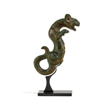 View full screen - View 1 of Lot 124. A bronze 'feline' handle, Zhou dynasty | 周 青銅獸耳.