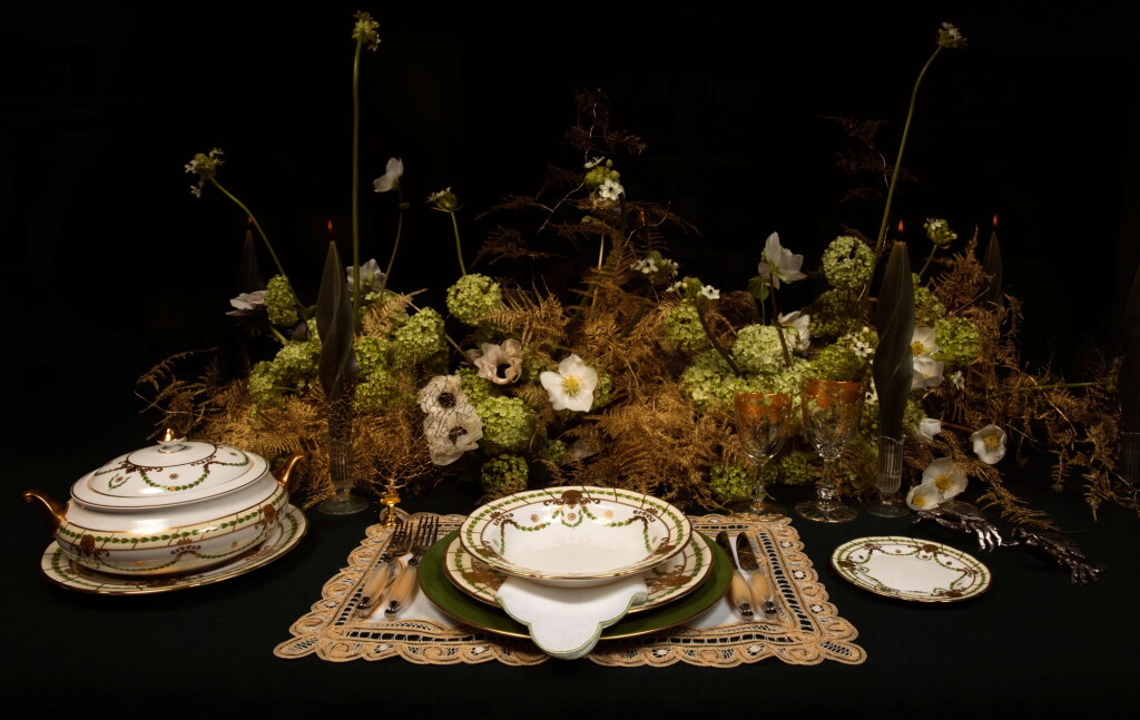 View full screen - View 1 of Lot 92. A late Regency mahogany dining table (C.1820) for eight , Thomas Goode 'Eugenie' bone china part dinner and dessert service, various dates.