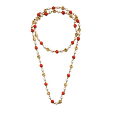 View full screen - View 1 of Lot 119. Collier perles de culture et corail | Cultured pearl and coral necklace.