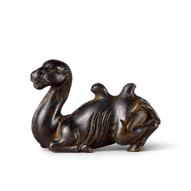 View full screen - View 1 of Lot 3689. A bronze 'camel' paperweight Song – Ming dynasty | 宋至明 銅駱駝鎮紙.
