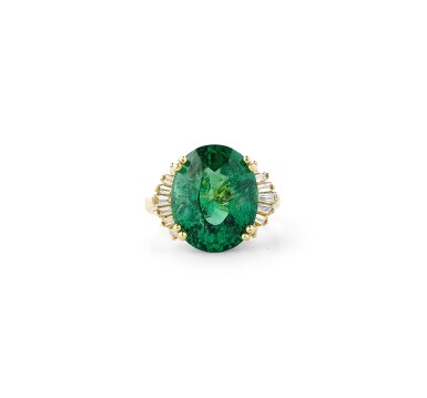 View full screen - View 1 of Lot 114. Bague grenat tsavorite et diamants | Tsavorite garnet and diamond ring.