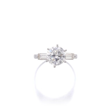 View full screen - View 1 of Lot 1012. Diamond ring.
