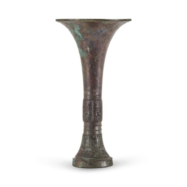 View full screen - View 1 of Lot 3027. An inscribed archaic bronze ritual wine vessel, gu, Late Shang dynasty 商末 京觚.