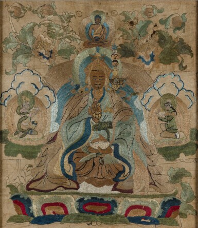 View full screen - View 1 of Lot 25. Petit tangka représentant Padmasambhava Dynastie Qing, XVIIIE siècle | 清十八世紀 刺繡蓮花生大士唐卡 | A small embroidered silk thangka depicting Padmasambhava, Qing Dynasty, 18th century.