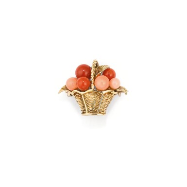 View full screen - View 1 of Lot 129. BROCHE/PENDENTIF CORAIL ET CALCÉDOINE, VAN CLEEF & ARPELS, VERS 1960 | CORAL AND CHALCEDONY BROOCH/PENDANT, VAN CLEEF & ARPELS, 1960S.