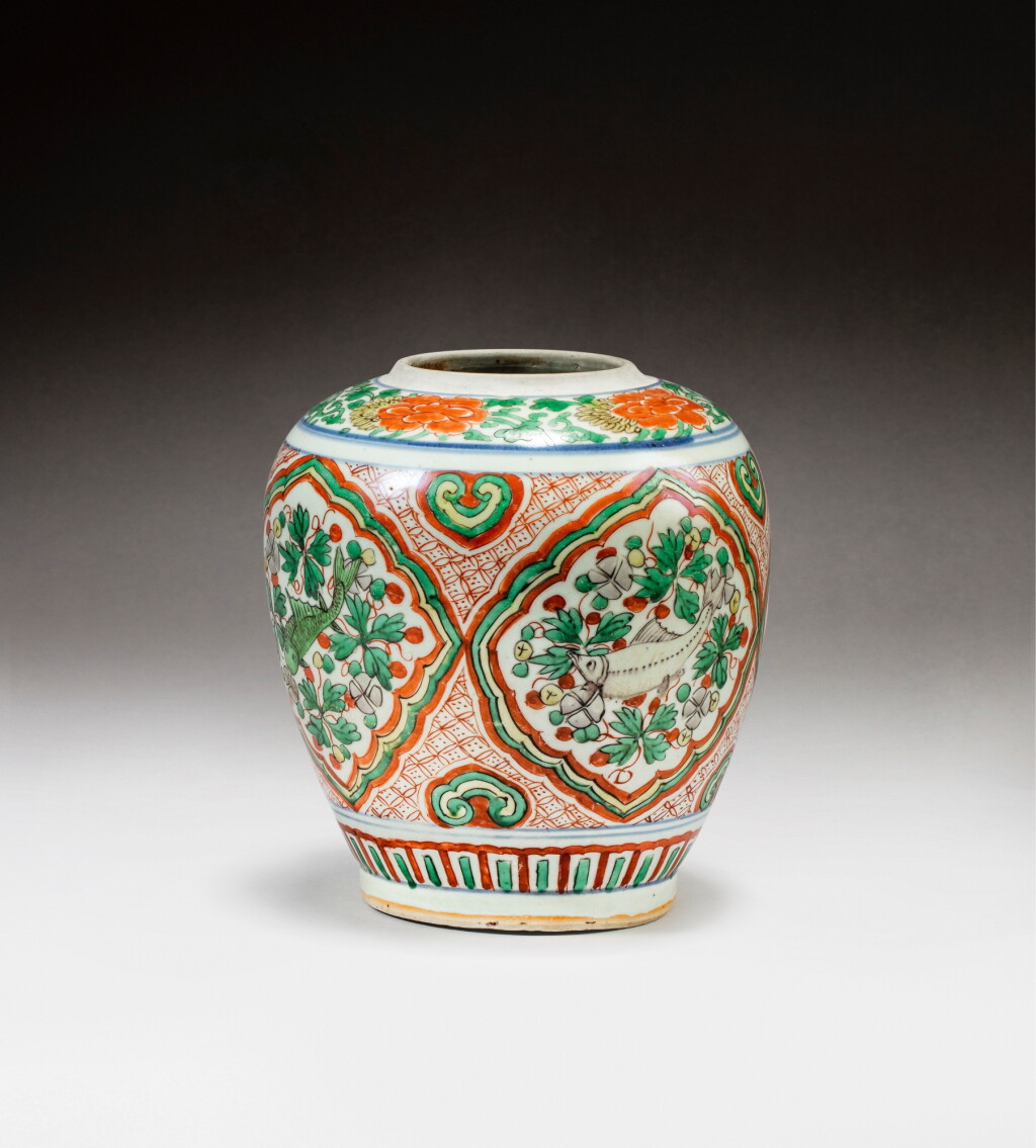 全螢幕檢視 - 查看148A rare wucai 'fish' jar, Transitional period, 17th century | 明末清初 十七世紀 五彩魚藻紋罐的1
