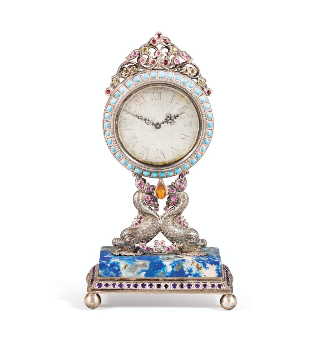 View full screen - View 1 of Lot 64. SMALL TABLE CLOCK IN SILVER AND VERMEIL, PROBABLY ITALY, 20TH CENTURY | PETITE PENDULE DE TABLE EN ARGENT ET VERMEIL, PROBABLEMENT ITALIE, XXÈME SIECLE.