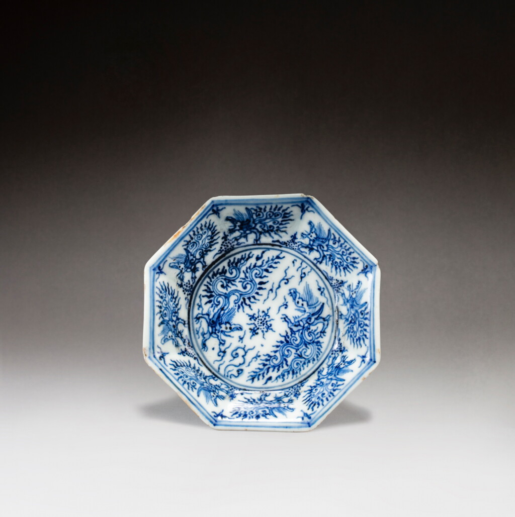 View full screen - View 1 of Lot 83. A small blue and white octagonal ‘dragon and phoenix’ dish, Mark and period of Jiajing | 明嘉靖 青花龍鳳紋八方盤《大明嘉靖年製》款.