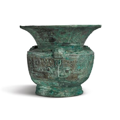 View full screen - View 1 of Lot 576. AN ARCHAIC BRONZE RITUAL WINE VESSEL (ZUN), LATE SHANG / EARLY WESTERN ZHOU DYNASTY .