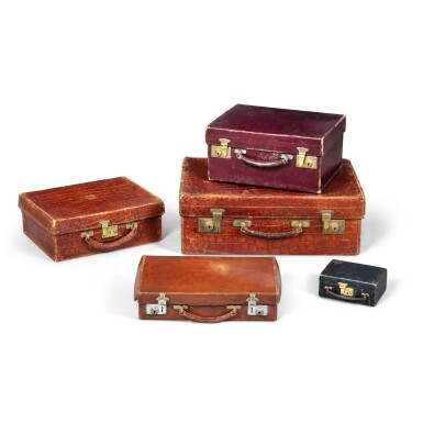 View full screen - View 1 of Lot 502. Lot comprising five suitcases, three in leather and two in crocodile, mid 20th century Gruppe von fünf Koffern, davon drei aus Leder und zwei aus Krokodilleder, Mitte des 20. Jh..