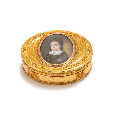 View full screen - View 1 of Lot 332. A three-colour gold and ivory portrait snuff box, A. L. Anthiaume, Paris, 1787-1788 | Tabatière à portrait en ivoire et or en trois couleurs par A. L. Anthiaume, Paris, 1787-1788.