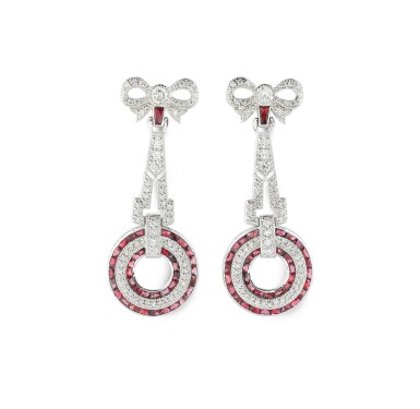 View full screen - View 1 of Lot 22. PAIRE DE BOUCLES D'OREILLE RUBIS ET DIAMANTS | PAIR OF RUBY AND DIAMOND EARRINGS .