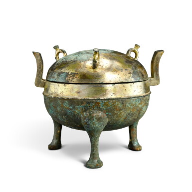 View full screen - View 1 of Lot 531. A gilt and silvered bronze ritual food vessel and cover, ding, Western Han dynasty 西漢 銅鎏金銀三足鼎.