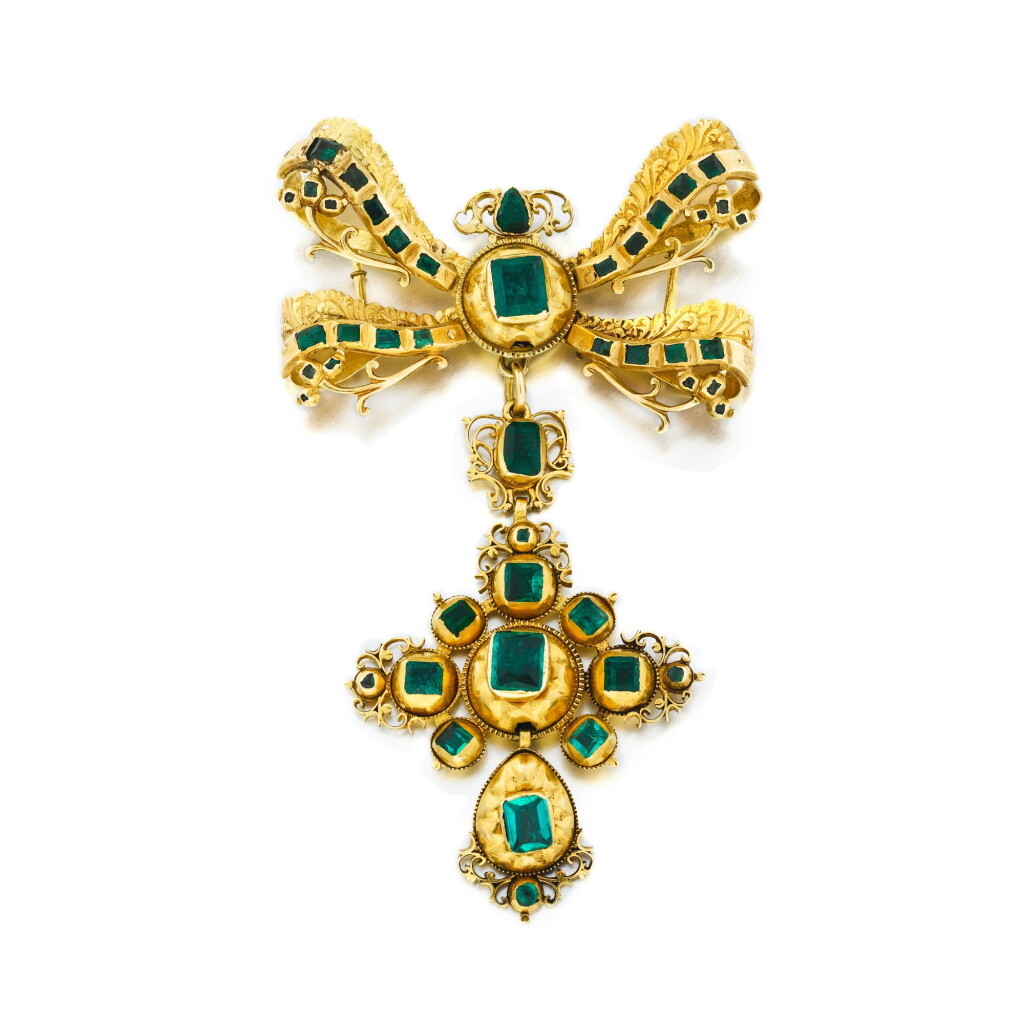 View full screen - View 1 of Lot 1017. A Spanish emerald and gold pendant, late 17th /early 18th century or later.