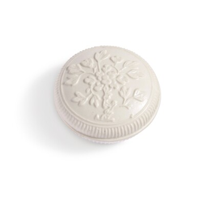 View full screen - View 1 of Lot 1133. A small molded 'Dehua' 'peony' box and cover, Circa 1690 | 約1690年 德化白釉印花紋小蓋盒.