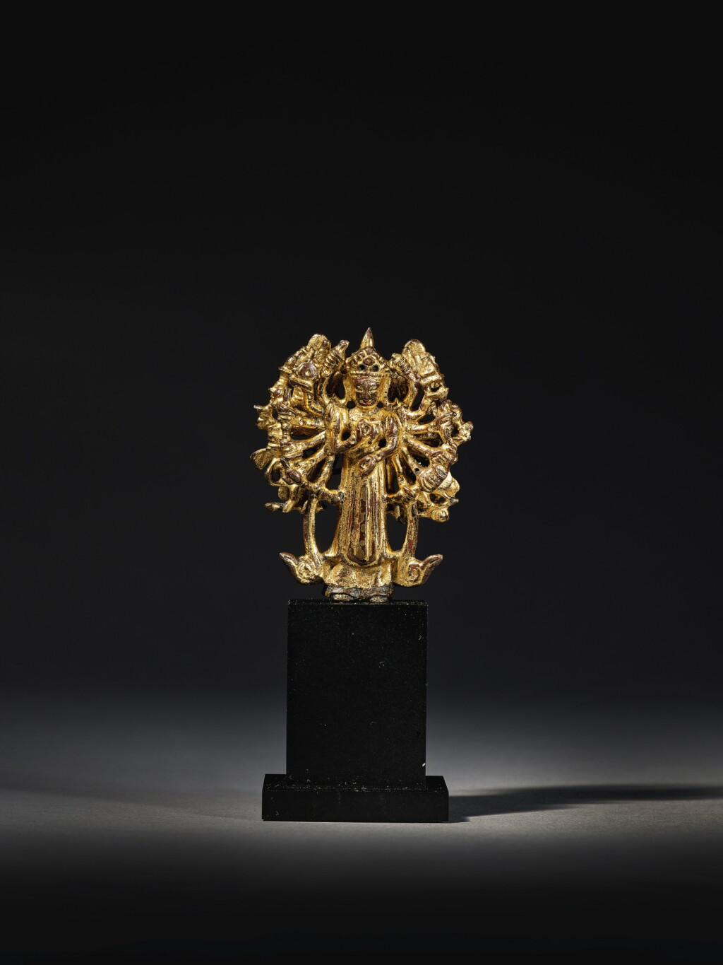 View full screen - View 1 of Lot 3523. A rare gilt-bronze figure of thousand-armed Avalokiteshvara Tang – Liao dynasty | 唐至遼 鎏金銅千手千眼觀世音菩薩立像.