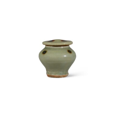 View full screen - View 1 of Lot 40. A small Longquan celadon-glazed 'tobi seiji' jar and cover Yuan dynasty | 元 龍泉青釉褐斑「飛青」小蓋罐.