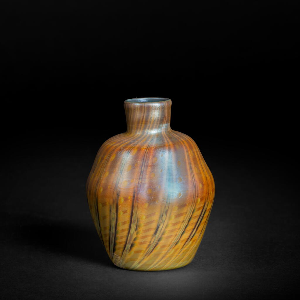 View full screen - View 1 of Lot 14. Vase.