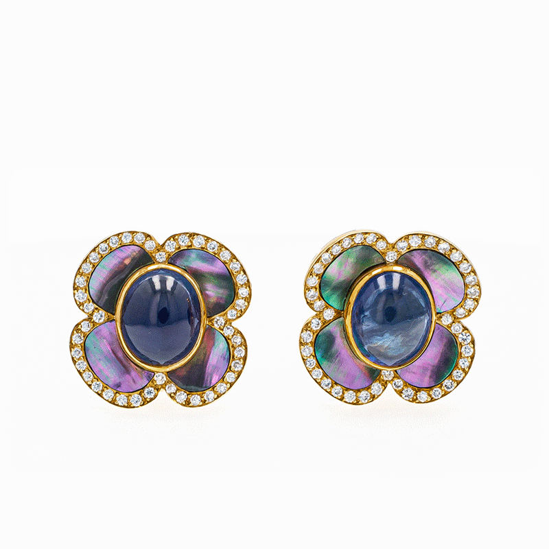 Voir en plein écran - Voir 1 du lot 443. Paire de clips d'oreille saphirs et nacre | Pair of sapphire and mother-of-pearl ear clips.