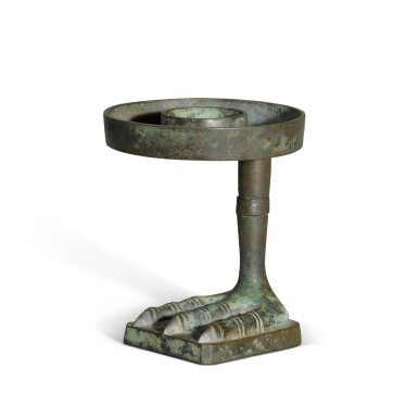 View full screen - View 1 of Lot 120. A very rare bronze inscribed and dated goosefoot lamp, Guigong Yanzudeng, Western Han dynasty, dated Jingning 1st year, corresponding to 33 BC | 西漢 竟寧元年( 公元前33年) 桂宮銅雁足鐙.