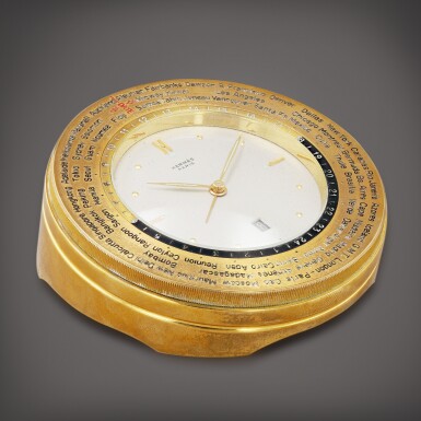 View full screen - View 1 of Lot 496. Reference 848 Horloge de bureau en laiton à heure universelle avec alarme et date | Brass world time desk timepiece with alarm and date Vers 1970 | Circa 1970.