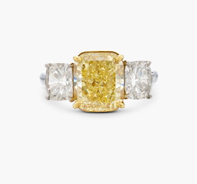 View full screen - View 1 of Lot 1467. Fancy Yellow Diamond and Diamond Ring | 4.04 克拉 彩黃色鑽石 配 鑽石 戒指.