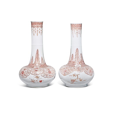 View full screen - View 1 of Lot 371. A pair of iron-red and gilt-decorated 'floral' bottle vases, Qing dynasty, Kangxi period | 清康熙 礬紅彩描金花卉紋長頸瓶一對.