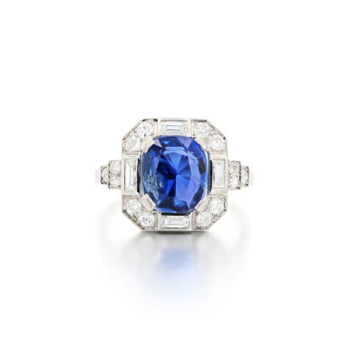View full screen - View 1 of Lot 41. Bague saphir et diamants | Sapphire and diamond ring.
