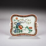 A famille-verte ‘peony and bird’ handled tray, Qing dynasty, Kangxi period | 清康熙 五彩牡丹鳥紋盤