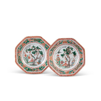View full screen - View 1 of Lot 726. A pair of famille-verte 'phoenix and bird' octagonal dishes, Qing dynasty, Kangxi period.