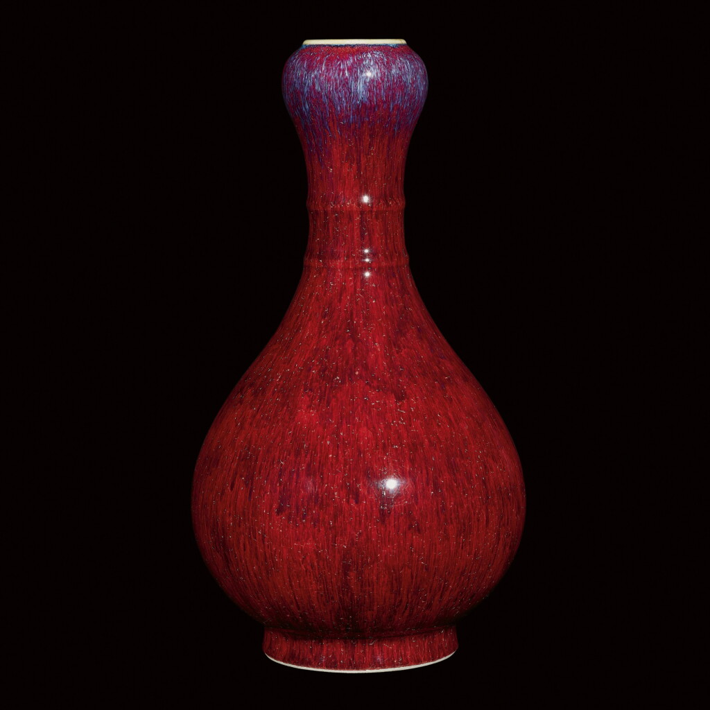 View full screen - View 1 of Lot 87. A RARE FLAMBÉ-GLAZED GARLIC-MOUTH VASE SEAL MARK AND PERIOD OF QIANLONG | 清乾隆 窰變釉蒜頭瓶 《大清乾隆年製》款.