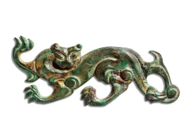 View full screen - View 1 of Lot 3608. An exceptional and rare gilt-bronze 'feline' ornament, North China, 1st - 2nd century AD | 公元一至二世紀 中國北方 鎏金銅獸形飾.