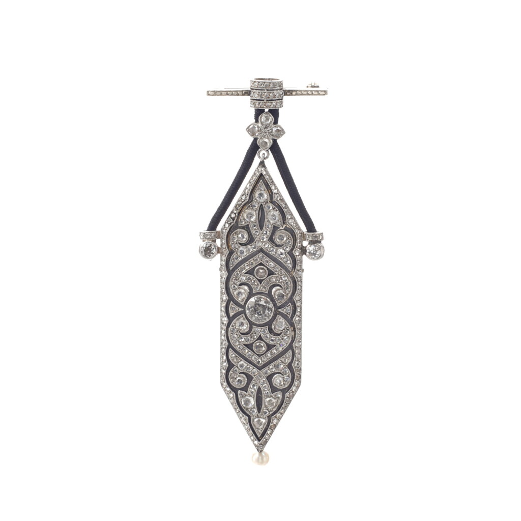 View full screen - View 1 of Lot 259. Enamel and diamond lapel-watch | 卡地亞 | 祖母綠配鑽石領錶,約1915年.