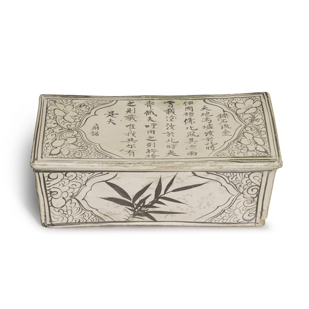 View full screen - View 1 of Lot 29. A painted 'Cizhou' pillow, Jin - Yuan dynasty | 金至元 磁州窰白地黑花開光詩文花卉圖枕 《張家造》款.