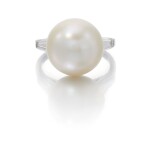 NATURAL PEARL AND DIAMOND RING (ANELLO CON PERLA NATURALE E DIAMANTI)